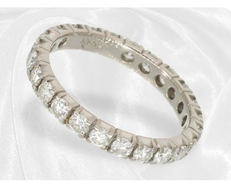 Ring: weißgoldener, klassischer Memoire/Goldschmiedering mit umlaufendem Brillantbesatz, ca. 1,2ct: Ca. Ø18mm, RG56, ca. 2,9g