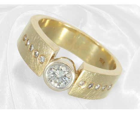 Ring: Moderner Brillant-Goldschmiedering aus 18K Gelbgold: Ca. Ø17,5mm, RG54, ca. 10g, 18K Gold, im Verlauf gearbeitet, schau