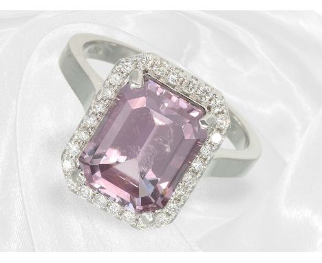 Ring: Eleganter Goldschmiedering mit weißen Brillanten und einem pinken "colourchange" Saphir: Ca. Ø17mm, RG53, ca. 5,4g, 18K