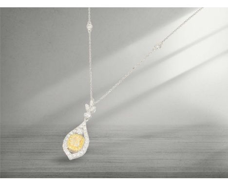 Kette/Anhänger: moderne Brillantkette mit hochwertigem Fancy Diamant von 0,52ct: Kette ca. 45cm lang, Anhänger ca. 3cm lang, 