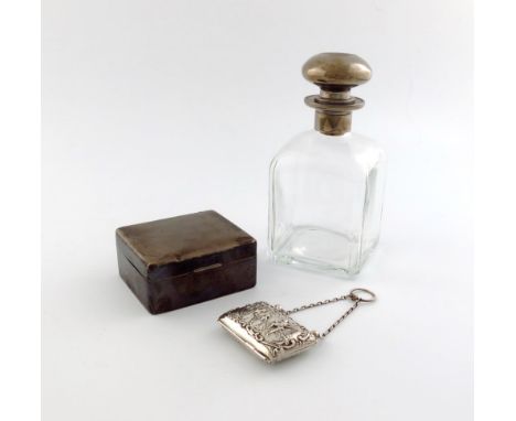 A mixed lot of silver items, various dates and makers, comprising: an Edwardian silver purse, by H. Matthews, Birmingham 1904