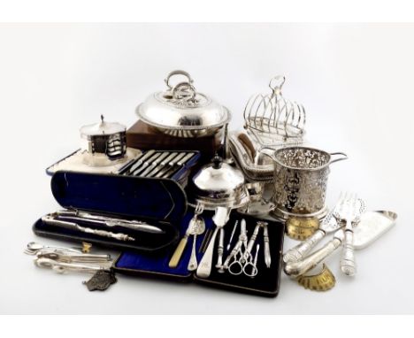 A mixed lot of electroplated items, comprising: a wine funnel, a siphon stand, a cased lobster cracker and lobster pick, a ca