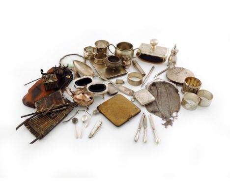 A mixed lot of silver items, including: a silver mounted magnifying glass, by Thomas Brothers & Packer, Birmingham 1914, a ve