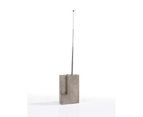 Isa Genzken     1948 Bad Oldesloe - lebt und arbeitet in Köln Weltempfänger 'Goldi'. 1992. Teleskopantenne in Gussbeton.  Auf