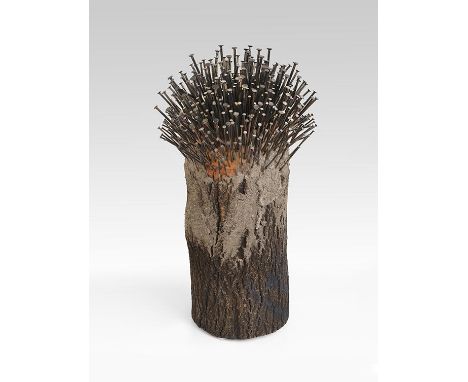 Günther Uecker     1930 Wendorf - lebt und arbeitet in Düsseldorf Nagelbaum. 1996. Nägel und Asche-Leimgemisch auf Holzstamm.