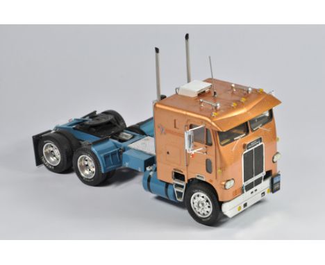 Interesting Early 1/25 Scale AMT White Freightliner Truck Tractor Kit. Assembled and finished to a high standard. Excellent. 