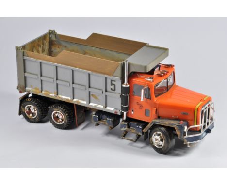 Interesting Early 1/25 Scale ERTL International Paystar 5000 Dump Truck Tractor Kit. Assembled and finished to a high standar