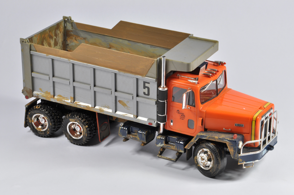 Interesting Early 1/25 Scale ERTL International Paystar 5000 Dump Truck