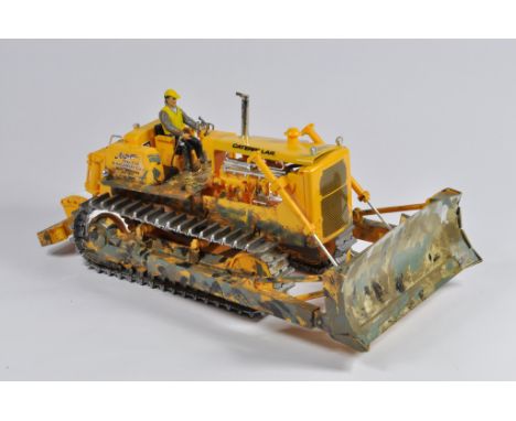 Interesting Early 1/25 Scale Ertl Caterpillar Tracked Tractor Kit. Assembled and finished to a high standard. Excellent. Hard