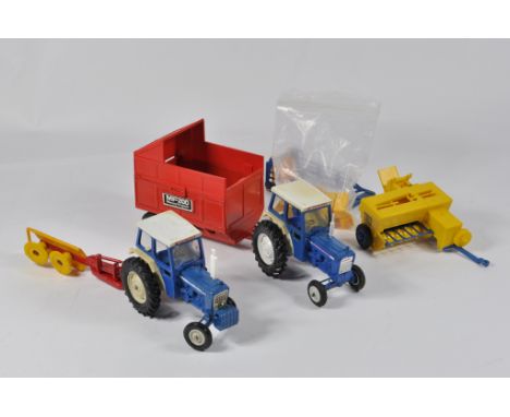 Britains Farm 1/32 Ford 5000 Tractor, Ford 6600 Tractor plus MF200 Trailer, Baler and Mower. E. (6)