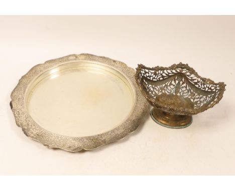 A George V silver circular stand, lacking glass insert?, George Howson, Sheffield, 1927, 26.4cm, together with a George V pie