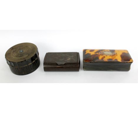 An early 19th century horn and tortoiseshell snuff box of rectangular form, width 7.25cm, a rectangular bakelite example, wid