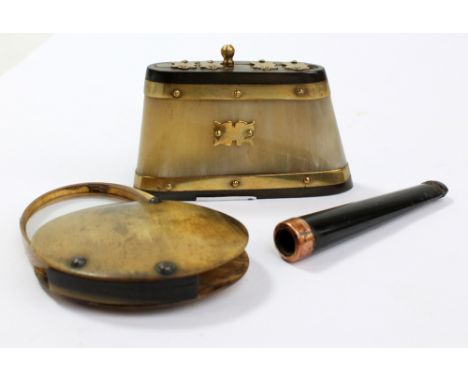 A horn mounted magnifying glass, a horn and brass&nbsp;snuff box&nbsp;with sliding open/close mechanism and a 9ct gold mounte