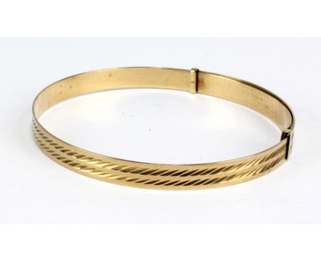 A 9ct yellow gold adjustable bangle, approx 4.3g.