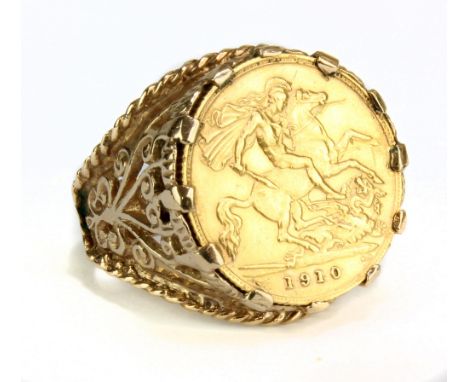 A 9ct yellow gold half sovereign ring, 1910, size R, approx 10.2g.