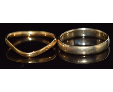 A yellow metal wedding band / ring marked 333 (1.9g,&nbsp;size&nbsp;K) and a 22ct gold ring1.6g,&nbsp;size K