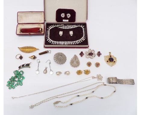 A collection of vintage brooches, pearl necklace, filigree brooch, diamanté, silver bracelet, platinon necklace, etc