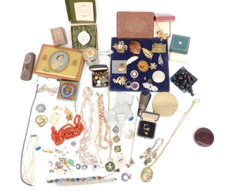 A collection of jewellery including Hollywood pendant, 9ct gold cameo pendant, Exquisite brooch, 9ct gold pendant, silver bro