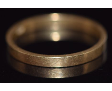 An 18ct gold wedding band/ ring, 2.6g,&nbsp;size Q/R