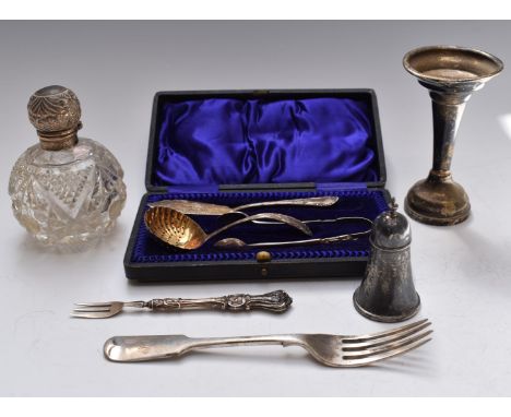 Hallmarked silver items to include presentation sugar set comprising sifter spoon, tongs and butter knife, small vase, dressi