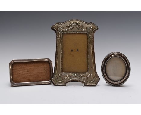 George V Art Deco hallmarked silver photograph frame, to suit 5x3 inch photo, with oak easel back to suit portrait or landsca