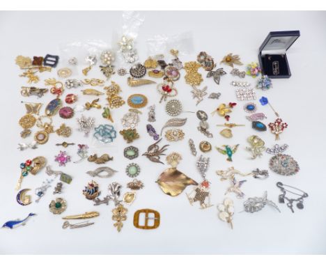A collection of vintage brooches including silver, diamanté, enamel, etc&nbsp;