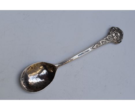 Omar Ramsden hallmarked silver Arts &amp; Crafts spoon with floral and Celtic knot finial, London 1919, length 16.5cm, weight