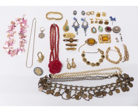 A collection of costume jewellery including silver brooch, silver ring set with a white sapphire, vintage brooches, etc