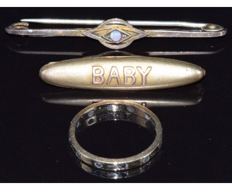 A 9ct gold ring, 9ct gold 'Baby' brooch and a 9ct gold brooch set with an opal, 4g