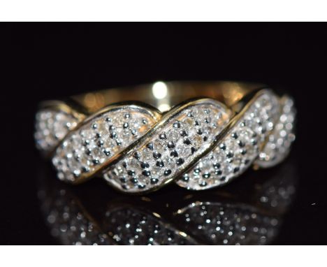 A 9ct gold ring set with diamonds, 2.7g,&nbsp;size K&nbsp;