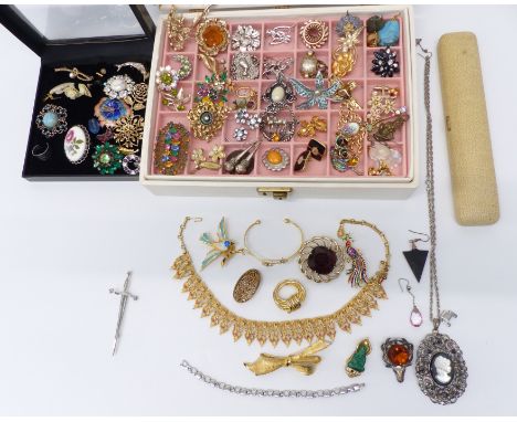A collection of jewellery including Sarah Coventry brooches, other vintage brooches, etc&nbsp;