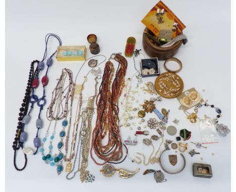 A collection of jewellery including necklaces, vintage brooches, etc&nbsp;