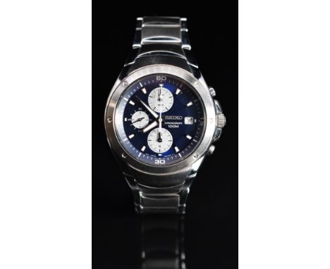 Seiko gentleman's chronograph wristwatch ref. 7T92-0HX0 with date aperture, luminous hands and hour markers, silver subsidiar