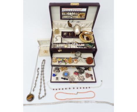 A collection of jewellery c1900 including&nbsp;pearl brooch, silver necklace, vintage brooches etc
