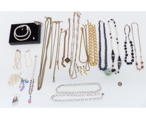A collection of necklaces including vintage, pearl, Art Deco, snake chain, etc&nbsp;
