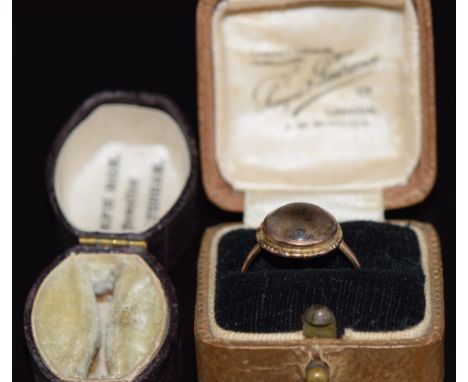 A 9ct gold ring (2.2g) and two vintage ring boxes 'Joseph Box, Cheltenham' and 'Saqui &amp; Lawrence, London'