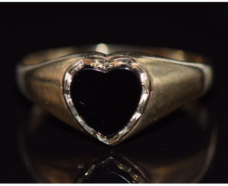 A 9ct gold ring set with a heart cut onyx cabochon, 1.5g, size K/L&nbsp;
