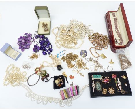 A collection of jewellery including vintage brooches, silver, necklaces, etc&nbsp;