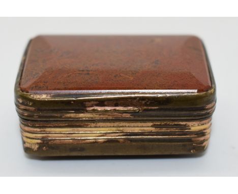 19thC gilt metal agate snuff box with hinged lid, 4x2.5cm