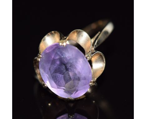 A 9ct gold ring set with an oval cut amethyst, 3.3g, size P