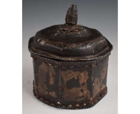 Georgian octagonal lead tobacco pot with jester finial, H14.5cm