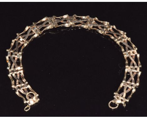 A 9ct gold gate bracelet, 3.4g