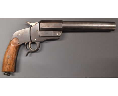 German WW1 flare or signalling pistol with two part mahogany grip, push forward underlever, suspension loop and 9 inch part o