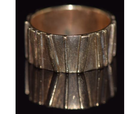 A yellow metal ring with textured decoration, 6.0g, size K