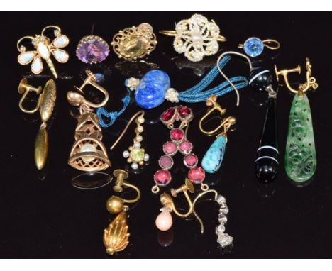 A collection of single earrings including Victorian, jade, agate, garnet, coral, diamond, opal, etc&nbsp;