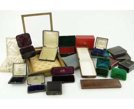 A large quantity of Vintage leather and other jewellery boxes.
