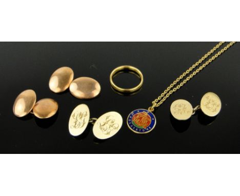 Group of gold jewellery,
comprising 22ct wedding band 3g, pair of 18ct cufflinks 8.5g, pair of 9ct cufflinks 9g and 9ct ename
