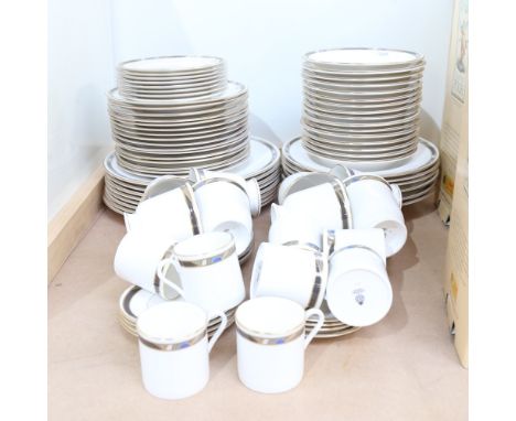 Royal Worcester "Raffles" dinner and teaware.This service comprises of:8 x 27cm Dinner plates16 x 20cm side plates8 x 5.5cm s