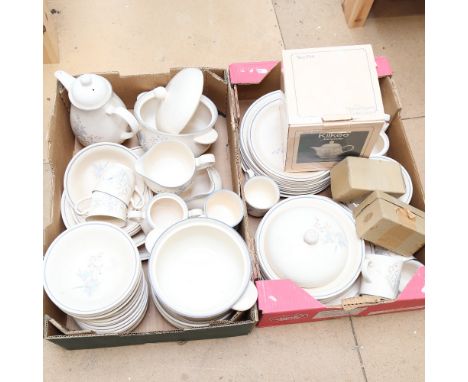 2 boxfuls of Keltcraft pattern dinnerware by Noritake, and matching teaware. This service comprises: 12 x 26cm dinner plates1