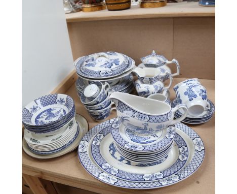 An Edwardian Wood & Sons Yuan pattern blue and white tea and dinner service, including teapot, meat plate, sauce boat, teacup